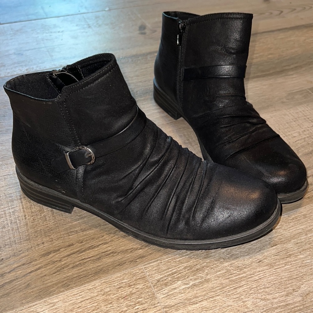 Baretraps Cecelia black booties
